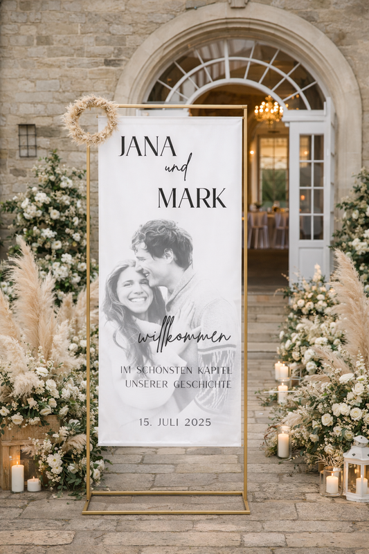 Hochzeitsbanner personalisiert mit Foto 100x200 cm als Willkommensbanner vor Hochzeitslocation im Boho- und Landhausstil.