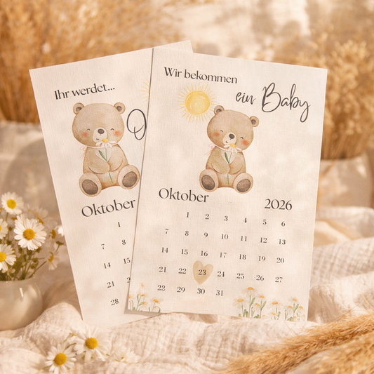 Schwangerschaftsverkündung Karte mit Bärchen Motiv auf Leinenpapier im A6 Format mit Kalender und markiertem Stichtag – liebevolle Baby Ankündigung Karte im Boho Stil für Oma, Opa oder Familie