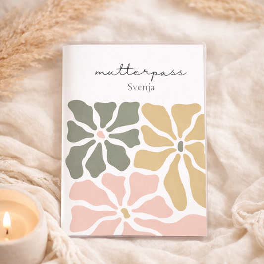 Mutterpass Hülle personalisiert mit Namen, modernes florales Design in Salbei und Rosé, Geschenk zur Schwangerschaft für werdende Mama.