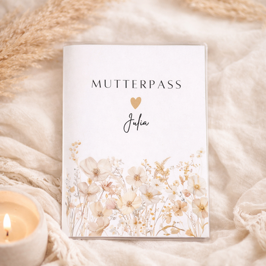 Personalisierte Mutterpass Hülle mit Namen Julia im zarten Beige Blumenwiesen Boho Design, Geschenk zur Schwangerschaft für werdende Mama.