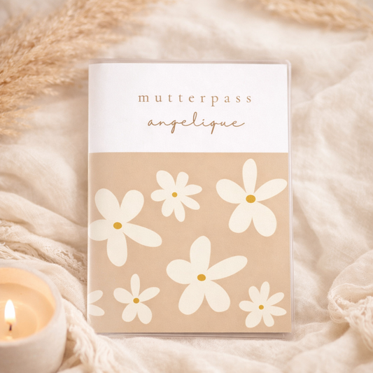 Personalisierte Mutterpass Hülle im Beige Daisy Blumen Design mit Name Angelique, Geschenk zur Schwangerschaft für werdende Mama.