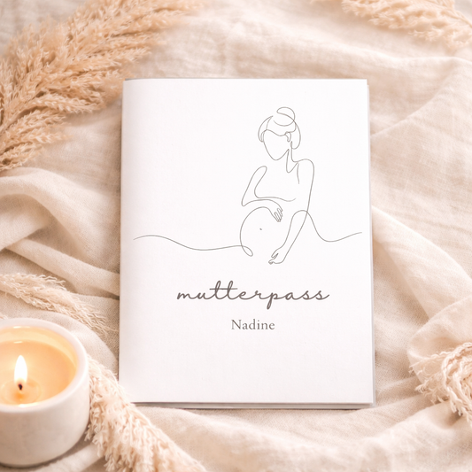 Personalisierte minimalistische Mutterpass Hülle im Fine Line Babybauch Design mit Namen Nadine, modernes Schwangerschaft Geschenk.