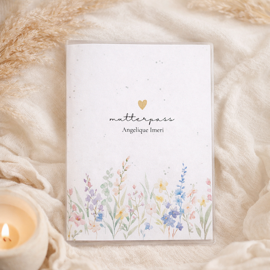 Personalisierte Mutterpass Hülle mit Aquarell Blumen Design und Name Angelique Imeri, Geschenk zur Schwangerschaft für werdende Mama.