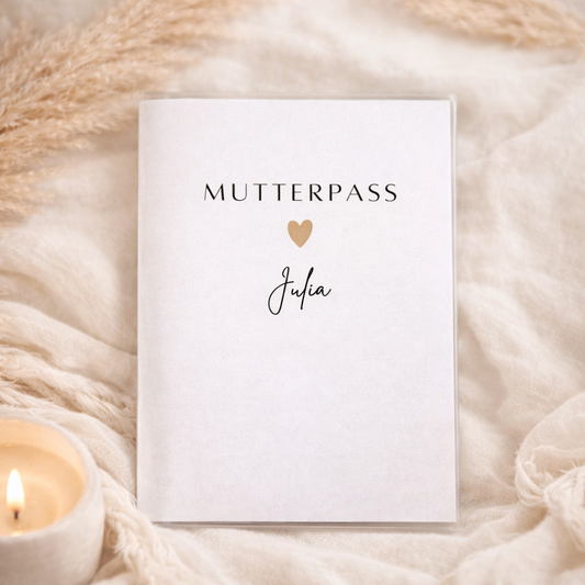 Schlichte personalisierte Mutterpass Hülle mit Herz und Name Julia, minimalistisches Schwangerschaft Geschenk.