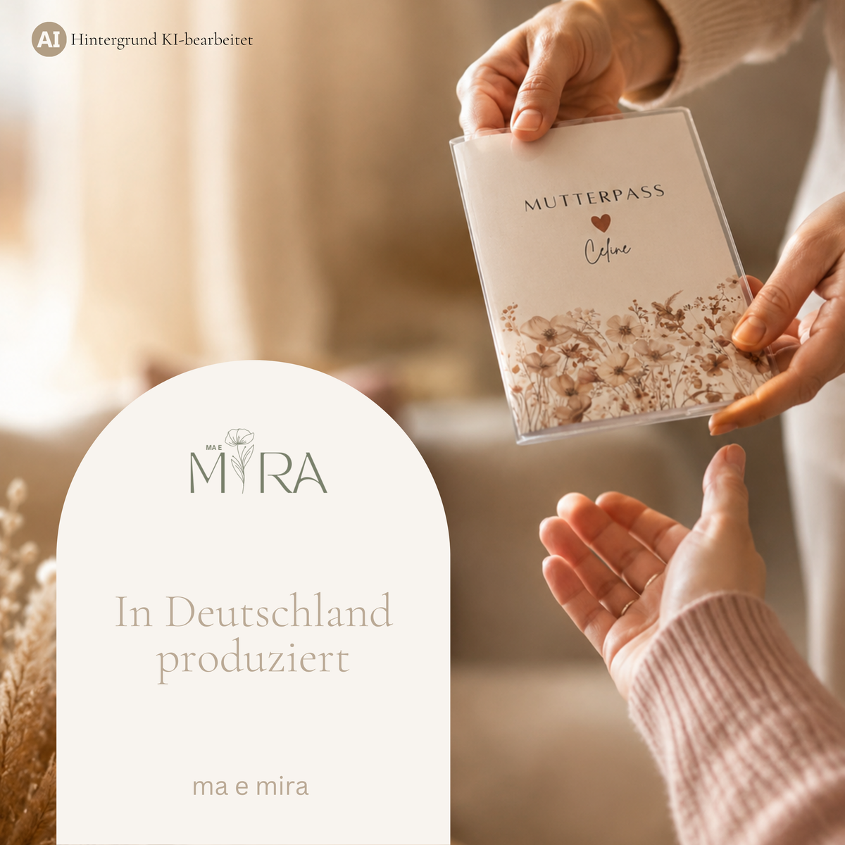 Zwei Hände überreichen eine personalisierte Mutterpasshülle mit Blumenmotiv – In Deutschland produziert, ma e mira