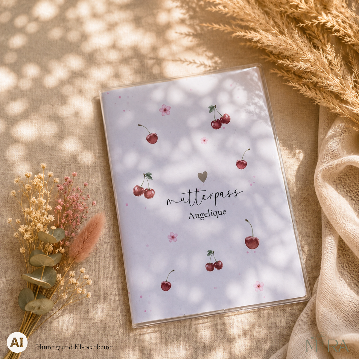 Personalisierte Mutterpasshülle „Kira" mit Kirschen-Aquarell und zarten Blüten, Schriftzug „mutterpass Angelique" auf hellem Untergrund – ma e mira