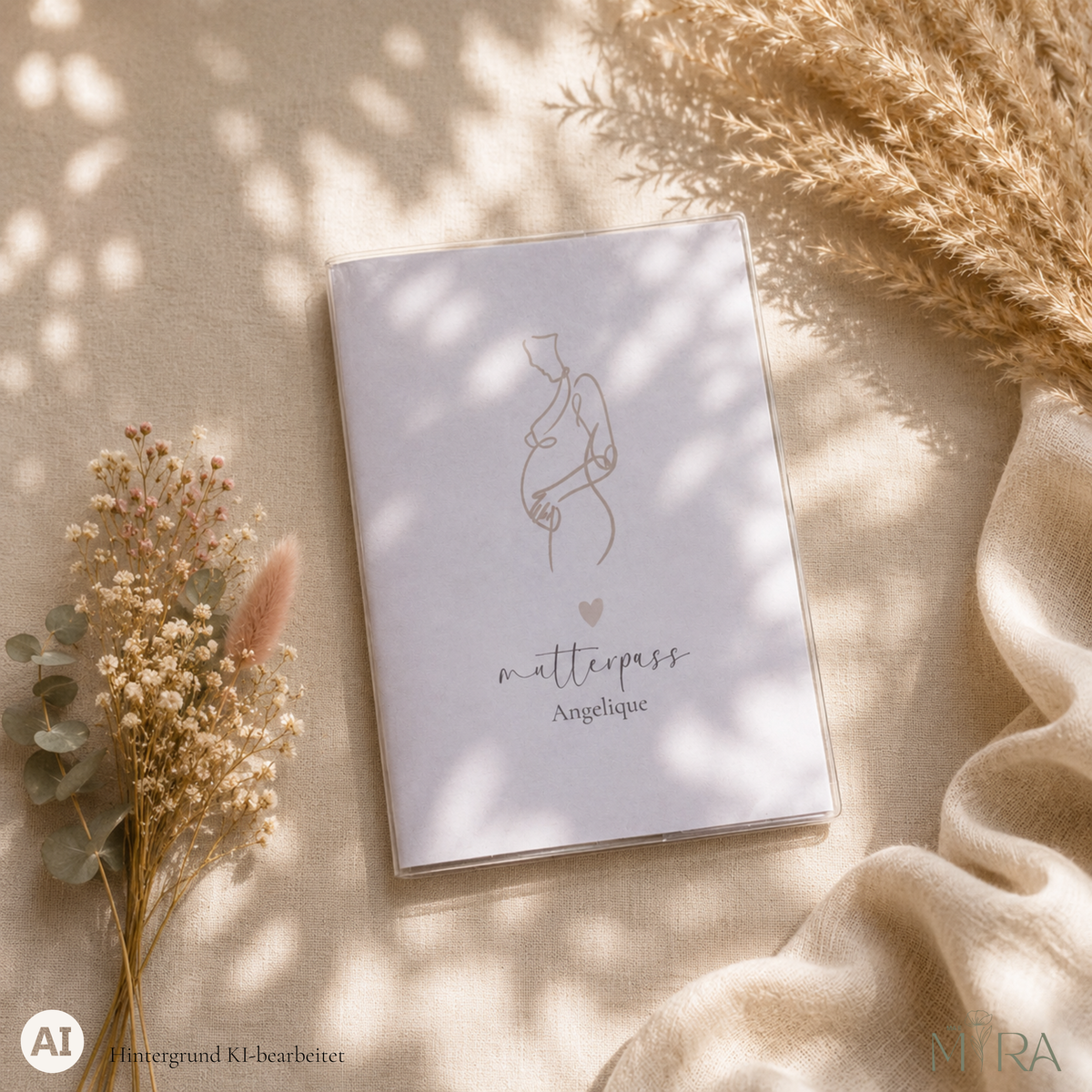 Personalisierte Mutterpasshülle „Linnea" mit feiner Line-Art-Illustration einer Schwangeren und Schriftzug „mutterpass Angelique" auf hellem Untergrund – ma e mira