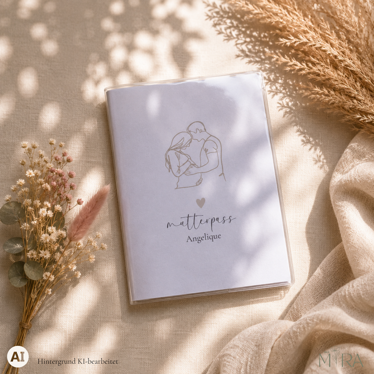 Personalisierte Mutterpasshülle „Liv" mit feiner Line-Art-Illustration eines Paares und Schriftzug „mutterpass Angelique" auf hellem Untergrund – ma e mira