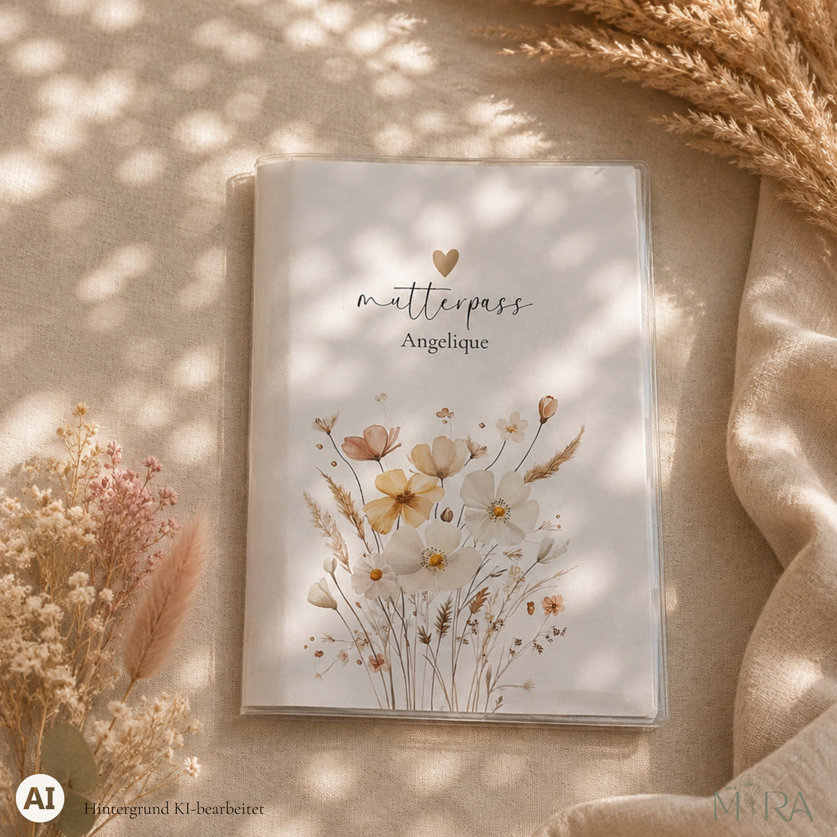Personalisierte Mutterpasshülle „Romy“ mit aufsteigendem Trockenblumenstrauß im Vintage-Look und Schriftzug „mutterpass Angelique“ auf hellem Untergrund – ma e mira