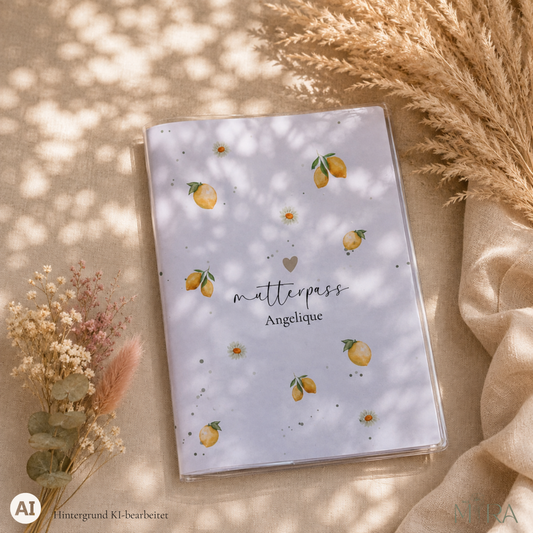Personalisierte Mutterpasshülle „Zita" mit Zitronen-Aquarell und Gänseblümchen, Schriftzug „mutterpass Angelique" auf hellem Untergrund – ma e mira