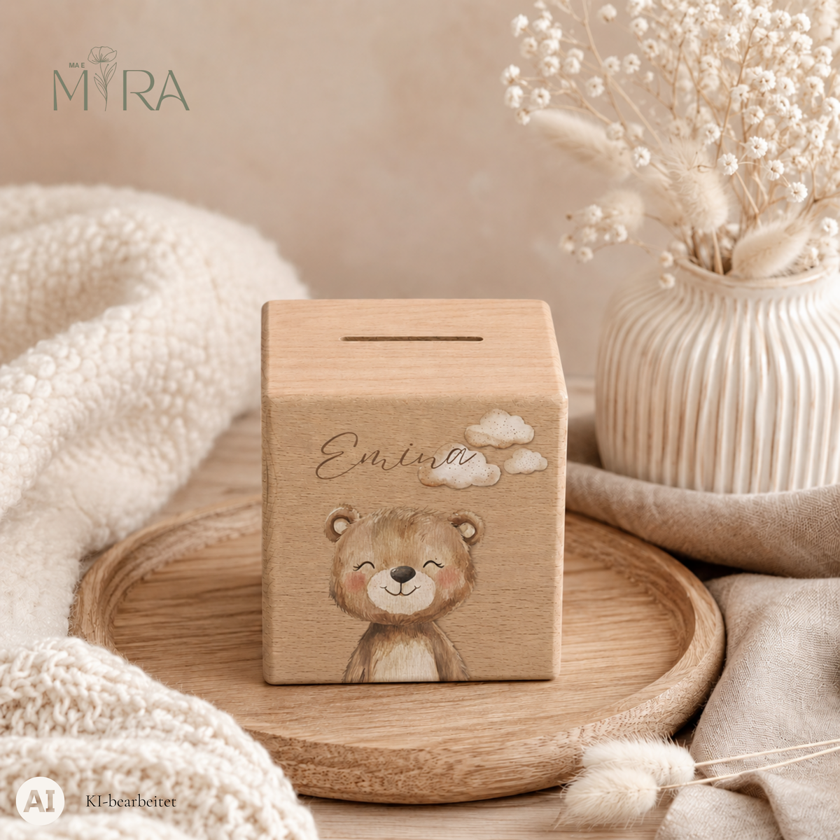 Personalisierte Holzspardose mit Teddybär und Namen, Design „Bärenkind" von ma e mira